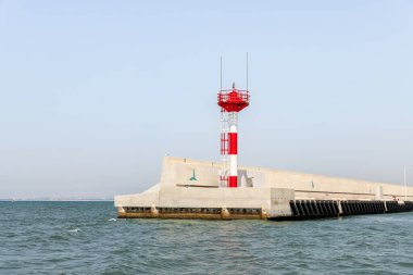 Hayfa, İsrail, 08 Mayıs 2021: İsrail 'in Akdeniz limanı Hayfa' daki su alanının çıkışında küçük bir deniz feneri bulunmaktadır.