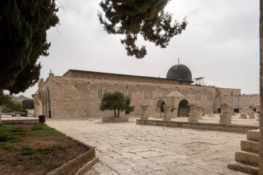 Kudüs 'ün eski bir kasabası olan Kudüs' teki Tapınak Dağı 'ndaki Müslüman Müzesi' nin önündeki meydanda sütunlar.