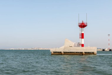Hayfa, İsrail, 08 Mayıs 2021: İsrail 'in Akdeniz limanı Hayfa' daki su alanının çıkışında küçük bir deniz feneri bulunmaktadır.