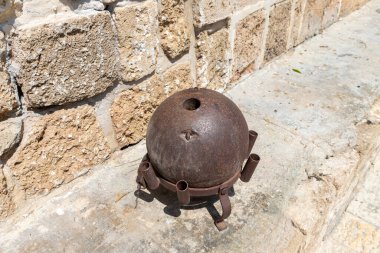 Kuzey İsrail 'deki eski Acre kentinin kalesindeki müzenin avlusundaki iyi korunmuş metal gülle.