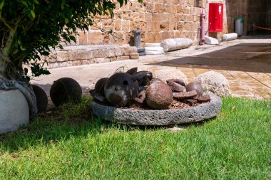 Kuzey İsrail 'deki eski Acre kentinin kalesindeki müzenin avlusunda metal güllelerin kalıntıları.