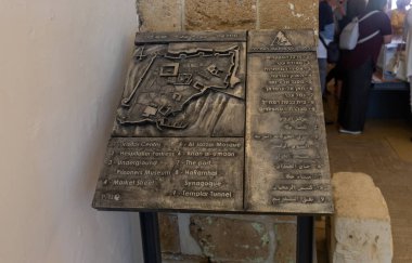 Acre, İsrail, 26 Haziran 2021: Eski şehrin İngilizce açıklaması olan metal modeli, İbranice Arapça, İsrail 'in kuzeyindeki Acre kentindeki bir müzede sergilenen sergi