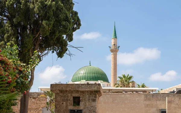 이스라엘 북부에 아크레의 요새에 박물관의 마당에서 바라본 모스크의 — 스톡 사진