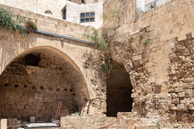 Acre, İsrail, 26 Haziran 2021: Kuzey İsrail 'deki eski Acre kentinin Haçlı Kalesi' nin avlusunun restorasyonu