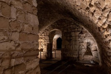 Kuzey İsrail 'deki eski Acre şehrinin Haçlı Kalesi' nin taş koridorları arasındaki geçit.
