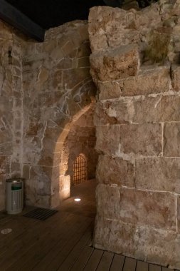 Acre, İsrail, 26 Haziran 2021: Kuzey İsrail 'deki eski Acre kentinin Haçlı Kalesi' nin taş koridorları arasında geçiş