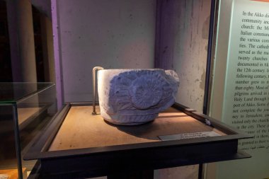 Acre, İsrail, 26 Haziran 2021: Kuzey İsrail 'deki eski Acre kentinin Haçlı Kalesi' ndeki mermerden yapılmış kutsal su havzası