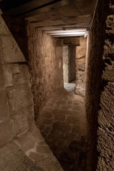 Πέρασμα Μεταξύ Των Πέτρινων Αιθουσών Του Φρουρίου Crusader Της Παλιάς — Φωτογραφία Αρχείου