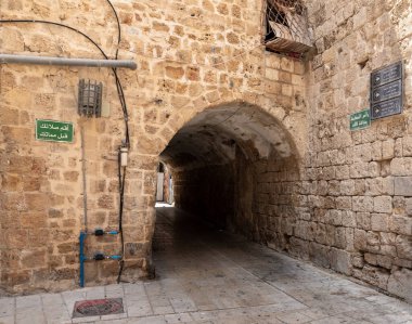 Acre, İsrail, 26 Haziran 2021: Tünel taşlarla kaplı eski İsrail 'in kuzeyindeki Acre kentindeki binaların altından geçiyor