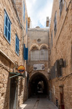 Acre, İsrail, 26 Haziran 2021: Tünel taşlarla kaplı eski İsrail 'in kuzeyindeki Acre kentindeki binaların altından geçiyor