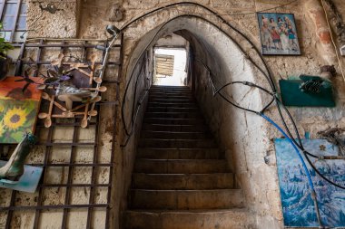 Acre, İsrail, 26 Haziran 2021: Kuzey İsrail 'deki Acre şehrinde duvarlarla süslenmiş eski sokaklar