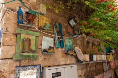 Acre, İsrail, 26 Haziran 2021: Kuzey İsrail 'deki Acre şehrinde duvarlarla süslenmiş eski sokaklar