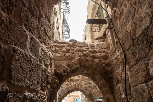 Túnel Bordeado Piedras Pasa Por Debajo Los Edificios Antigua Ciudad — Foto de Stock