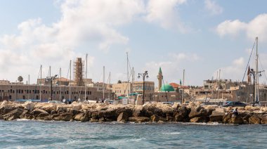 Acre, İsrail, 26 Haziran 2021: Tekneden Akdeniz 'e, kale duvarına ve İsrail' in kuzeyindeki eski Acre kentindeki binalara bakın