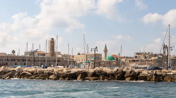 Acre, İsrail, 26 Haziran 2021: Tekneden Akdeniz 'e, kale duvarına ve İsrail' in kuzeyindeki eski Acre kentindeki binalara bakın