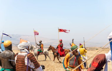 Tiberias, İsrail, 2 Temmuz 2021: At ve ayak savaşçıları - 1187 'deki Hattin Boynuzları savaşının yeniden inşasına katılanlar, İsrail' in Tiberya kenti yakınlarındaki savaş alanındalar.
