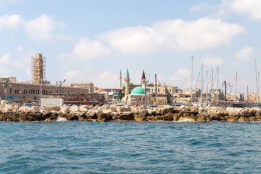 Acre, İsrail, 26 Haziran 2021: Tekneden Akdeniz 'e, kale duvarına ve İsrail' in kuzeyindeki eski Acre kentindeki binalara bakın