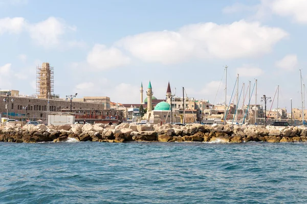 Acre, İsrail, 26 Haziran 2021: Tekneden Akdeniz 'e, kale duvarına ve İsrail' in kuzeyindeki eski Acre kentindeki binalara bakın