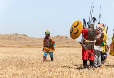 Tiberias, İsrail, 2 Temmuz 2021: Ayak Savaşçıları - 1187 'deki Hattin Boynuzları savaşının yeniden inşasına katılanlar, İsrail' in Tiberya kenti yakınlarındaki savaş alanındalar.
