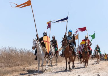 Tiberias, İsrail, 2 Temmuz 2021: At ve ayak savaşçıları - 1187 'deki Hattin Boynuzları savaşının yeniden inşasına katılanlar, Tiberias, İsrail yakınlarındaki savaş alanına yürüyüş düzenine geçtiler.