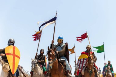 Tiberias, İsrail, 2 Temmuz 2021: At ve ayak savaşçıları - 1187 'deki Hattin Boynuzları savaşının yeniden inşasına katılanlar, Tiberias, İsrail yakınlarındaki savaş alanına yürüyüş düzenine geçtiler.