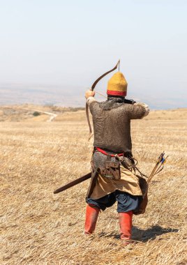 Tiberias, İsrail, 2 Temmuz 2021: Ayak Savaşçısı - okçu - 1187 'deki Hattin Boynuzları muharebesinin yeniden inşasına katıldı.