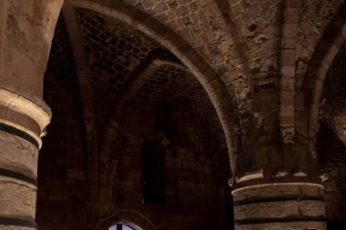 Acre, İsrail, 26 Haziran 2021: Kuzey İsrail 'deki eski Acre kentinin Haçlı Kalesi' nde büyük bir taş yemek odası inşa edildi.