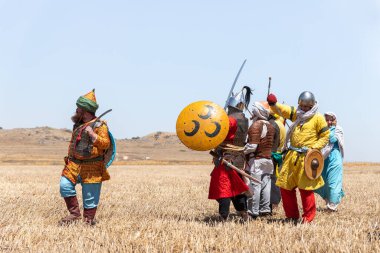 Tiberias, İsrail, 2 Temmuz 2021: Ayak Savaşçıları - 1187 'deki Hattin Boynuzları savaşının yeniden inşasına katılanlar, İsrail' in Tiberya kenti yakınlarındaki savaş alanındalar.