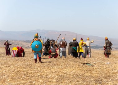 Tiberias, İsrail, 2 Temmuz 2021: Ayak Savaşçıları - 1187 'deki Hattin Boynuzları savaşının yeniden inşasına katılanlar, İsrail' in Tiberya kenti yakınlarındaki savaş alanındalar.