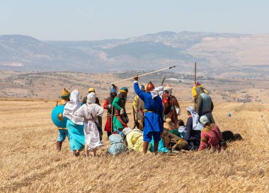 Tiberias, İsrail, 2 Temmuz 2021: Ayak Savaşçıları - 1187 'deki Hattin Boynuzları savaşının yeniden inşasına katılanlar, İsrail' in Tiberya kenti yakınlarındaki savaş alanındalar.
