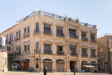 Kudüs, İsrail, 17 Temmuz 2021: El Batriarkeya El Armaneya Caddesi 'ndeki Imperial Otel binası, eski şehirden İsrail' in Kudüs kentindeki Jaffa Kapısı 'na gidiyor.