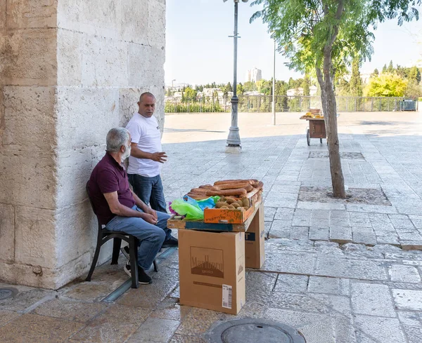 Jerozolima Izrael Lipca 2021 Sprzedawca Precli Rozmawia Przechodniem Czekając Nabywców — Zdjęcie stockowe
