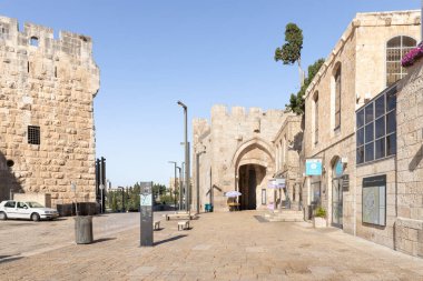 Kudüs, İsrail, 17 Temmuz 2021: El Batriarkeya El Armaneya Caddesi, eski şehirden İsrail 'in Kudüs kentindeki Jaffa Kapısı' na gidiyor.