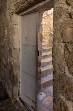 İsrail 'in eski Kudüs kentindeki Ermeni mahallesindeki sessiz küçük Ararat Caddesi' ndeki yarı açık demir bir kapıdan avluya bakıyorum.