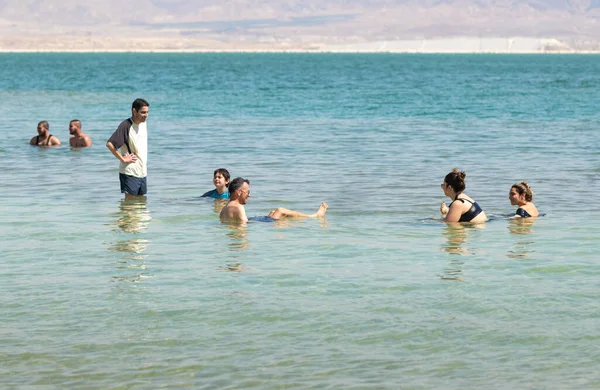 Ein Bokek Israel März 2021 Zahlreiche Touristen Ruhen Und Schwimmen — Stockfoto