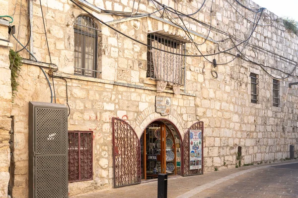 イスラエル エルサレム2021年7月17日イスラエル エルサレム旧市街のアルメニア地区で本格的なアルメニア陶器を販売する店のファサード — ストック写真