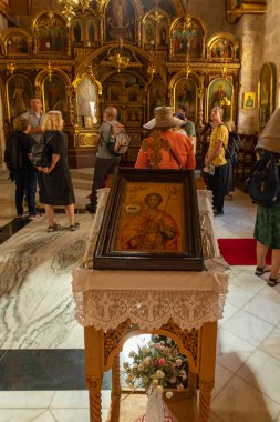 Kudüs, İsrail, 17 Temmuz 2021: İsrail 'in eski Kudüs kentindeki Yahudi ve Ermeni bölgelerinin sınırındaki Aziz George' un küçük manastırındaki salonda bir simgeyle bir durak