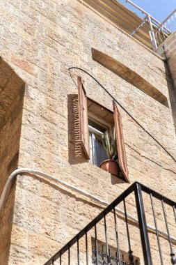 İsrail 'in eski Kudüs kentindeki Ermeni Mahallesi' ndeki sessiz küçük Ararat Caddesi 'nde pencereli eski binanın ön cephesi.