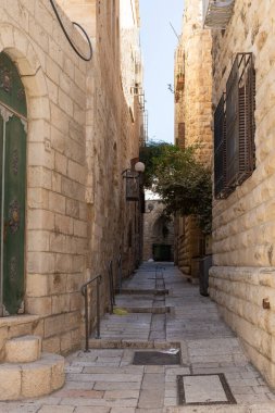 İsrail 'in eski Kudüs kentindeki Ermeni mahallesindeki sessiz küçük Ararat Caddesi' ndeki eski binanın ön cephesi.