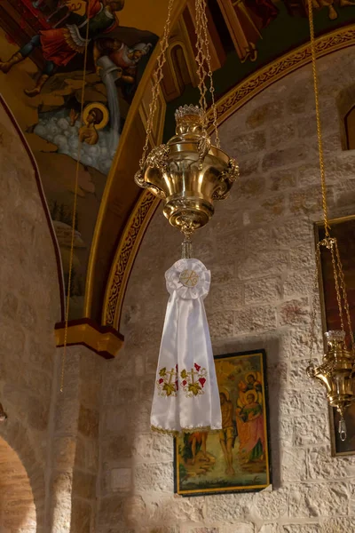 アイコンランプは イスラエルのエルサレムの旧市街のユダヤ人とアルメニア人の境界にある聖ジョージの小さな修道院のホールの天井から吊るされています — ストック写真