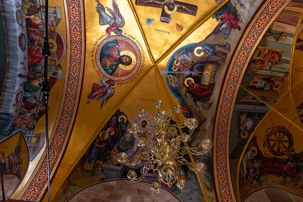 大規模な装飾用ランプは エルサレムの旧市街 イスラエルのユダヤ人とアルメニア人の境界に聖ジョージの小さな修道院のホールで宗教的なテーマに描かれた天井からハングします — ストック写真
