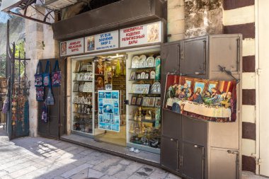 Kudüs, İsrail, 17 Temmuz 2021: Eski Kudüs kentinin Hristiyan mahallesindeki Muristan caddesinde hediyelik eşya ve süslemeler satıldı