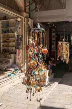 Kudüs, İsrail, 17 Temmuz 2021: Eski Kudüs kentinin Hristiyan mahallesindeki Muristan caddesinde hediyelik eşya ve süslemeler satıldı