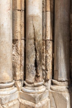 İsrail 'in eski Kudüs kentindeki Kutsal Mezar Kilisesi' nin girişindeki taş bir sütunda yıldırım çarpması sonucu oluşan çatlak.