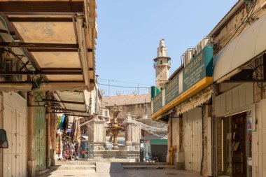Kudüs, İsrail, 17 Temmuz 2021: Coronavirüs nedeniyle dükkanları ve restoranları kapalı olan boş Al Souq sokağı ve eski Kudüs kentindeki Muristan Hristiyan mahallesindeki Muristan çeşmesi