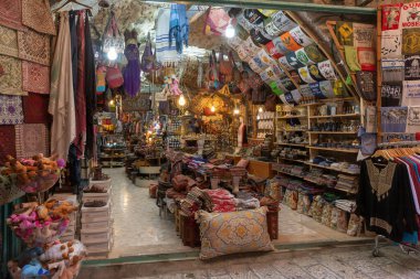 Kudüs, İsrail, 17 Temmuz 2021: İsrail 'in Kudüs kentindeki eski Arap pazarında hediyelik eşya dükkanı