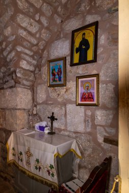 Kudüs, İsrail, 17 Temmuz 2021: İsrail 'in eski Kudüs kentindeki Yahudi ve Ermeni semtlerinin sınırındaki Aziz George küçük manastırındaki salonda satılık kitaplar, ikonlar ve hediyelikler