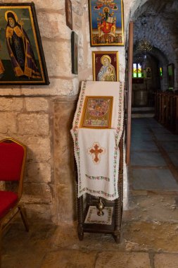 Kudüs, İsrail, 17 Temmuz 2021: İsrail 'in eski Kudüs kentindeki Yahudi ve Ermeni semtlerinin sınırındaki Aziz George küçük manastırındaki salonda satılık kitaplar, ikonlar ve hediyelikler