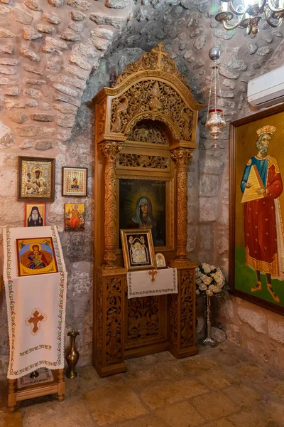 エルサレム イスラエル 2021年7月17日 イスラエル エルサレムの旧市街のユダヤ人とアルメニア人地区の国境にある聖ジョージの小さな修道院のホールで販売される書籍 アイコン お土産 — ストック写真