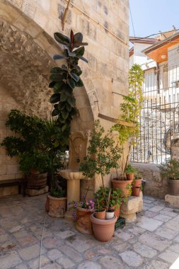 Kudüs, İsrail, 17 Temmuz 2021: Eski Kudüs kentindeki Sandanai Manastırı 'nın iç avlusu